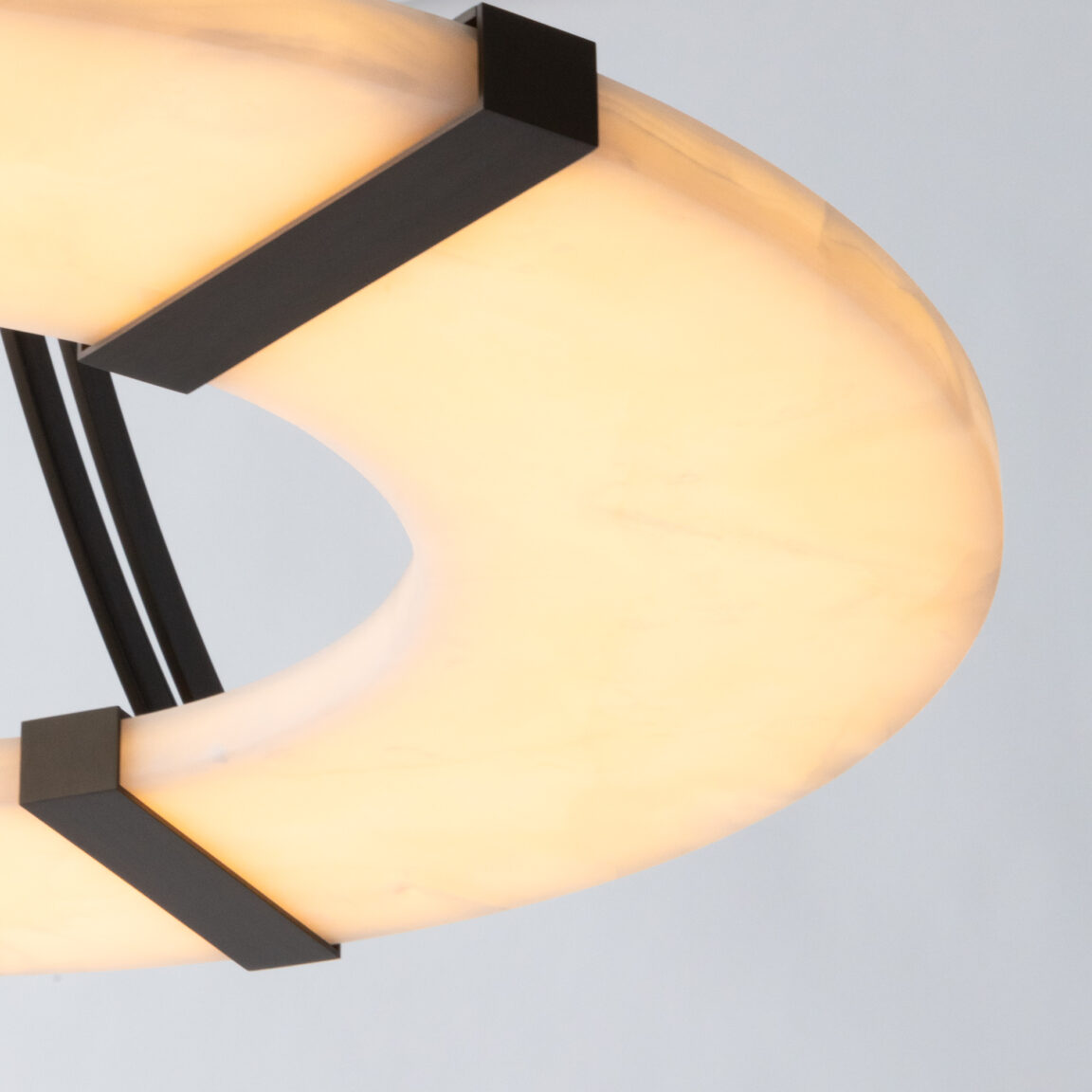 Zoom auf den weißen Onyx des Kronleuchters Luxembourg Onyx von Jean-Michel Wilmotte
