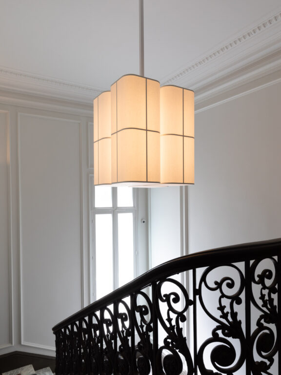 With its four large sections, the white paper Brasilia PL chandelier by Michel Boyer softly illuminates the staircase of the French Embassy in Brazil with a warm glow