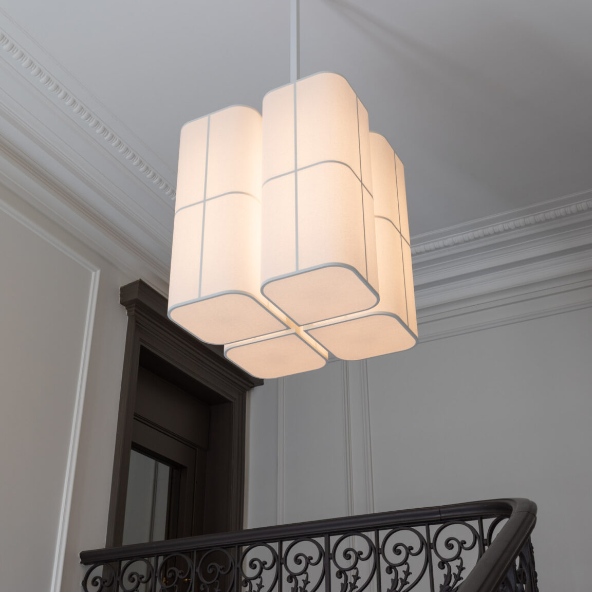 With its four large sections, the white paper Brasilia PL chandelier by Michel Boyer softly illuminates the staircase of the French Embassy in Brazil with a warm glow