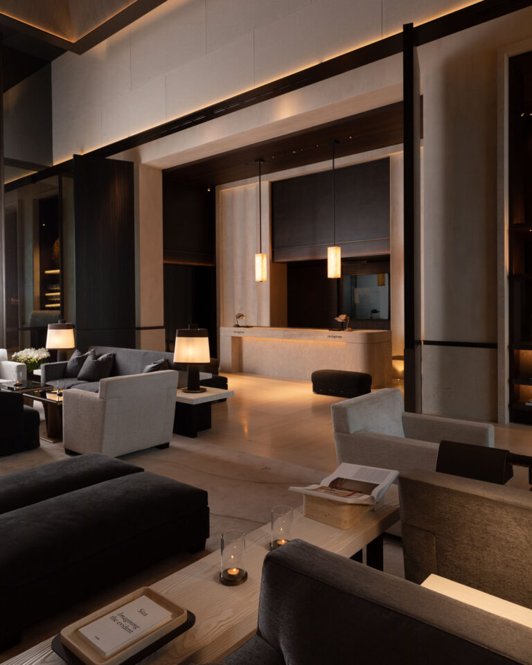 Les suspensions Embrun S illuminent la réception du La Réserve Resort à Knokke-Heist en Belgique