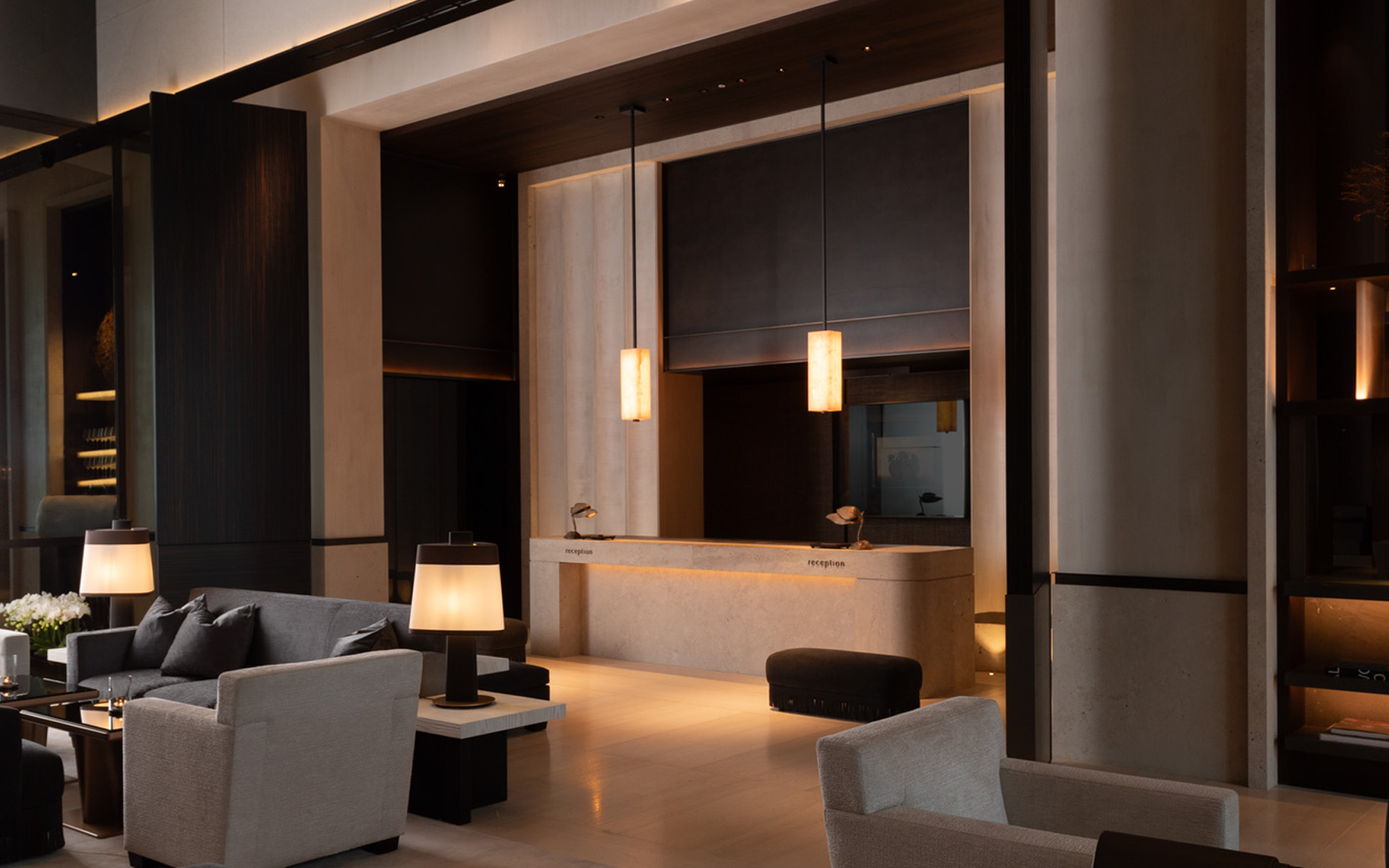 Les suspensions Embrun S illuminent la réception du La Réserve Resort à Knokke-Heist en Belgique