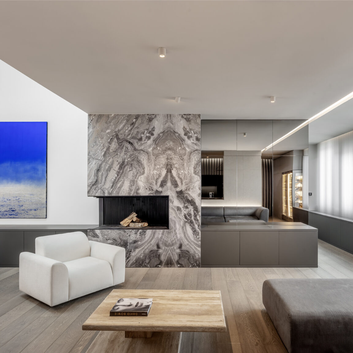 Helles, minimalistisches Wohnzimmer mit weißen Marienbad C-Strahlern an der Decke