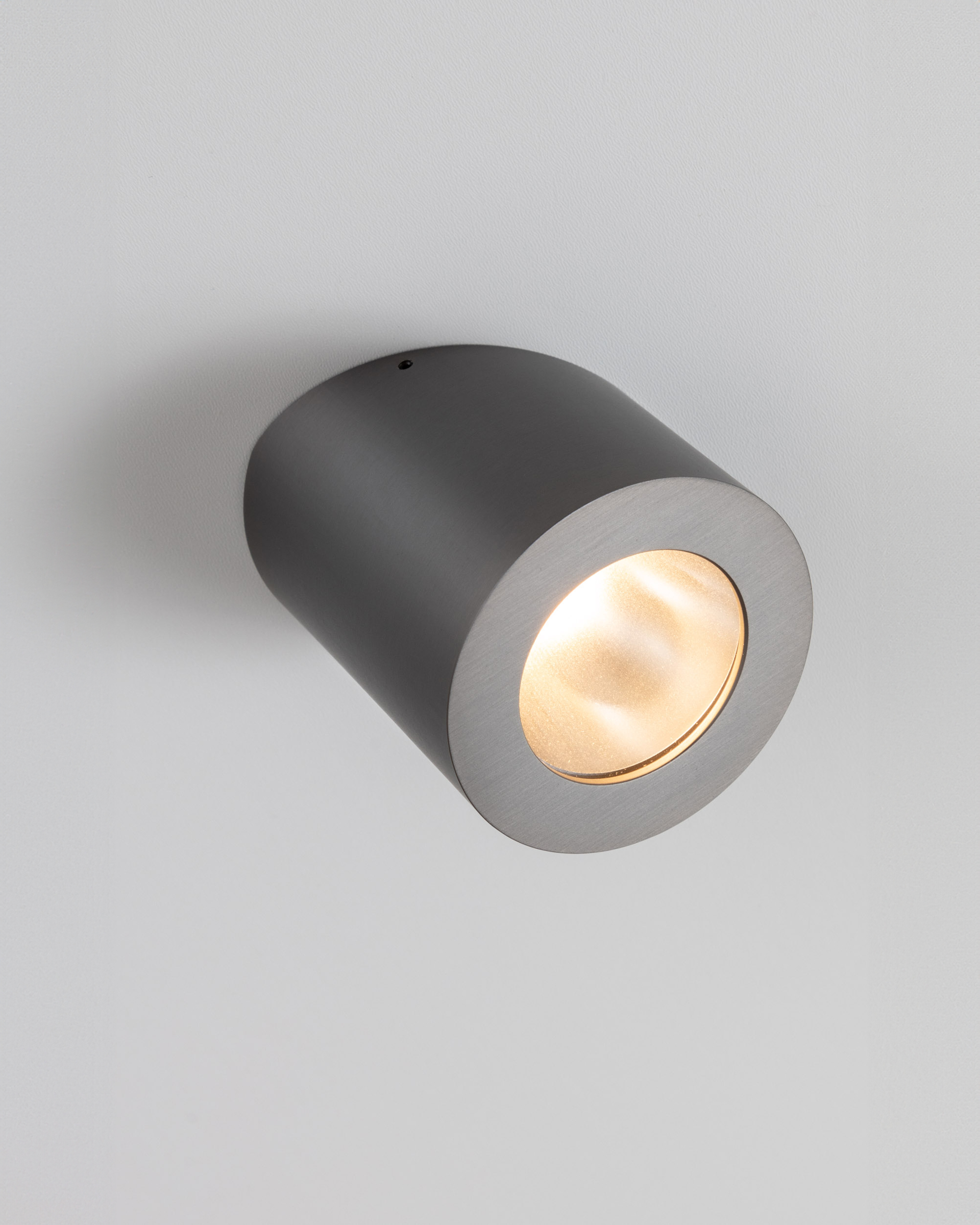 Schwarzer, geneigter Spot Marienbad C von Gounot & Jähnke, befestigt an einer weißen Decke