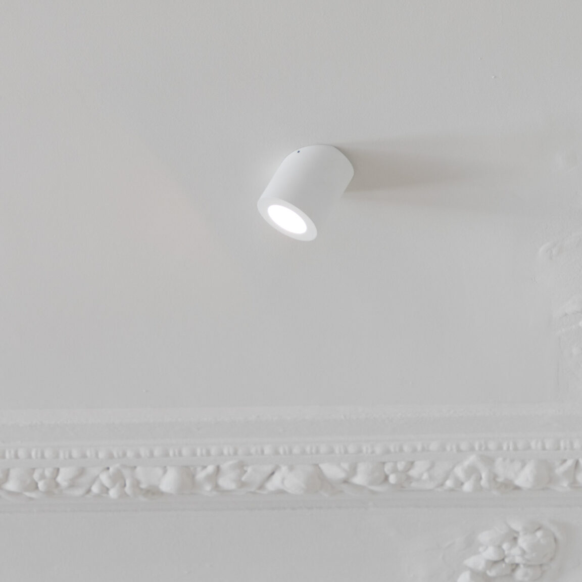 Spots Marienbad C, geneigt, befestigt an einer weißen Decke mit Zierleisten