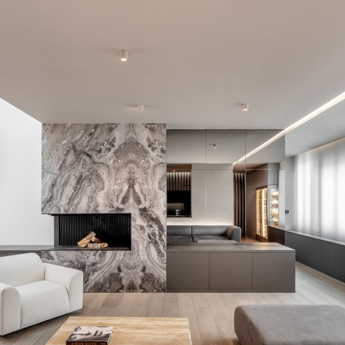 Helles, minimalistisches Wohnzimmer mit weißen Marienbad C-Strahlern an der Decke