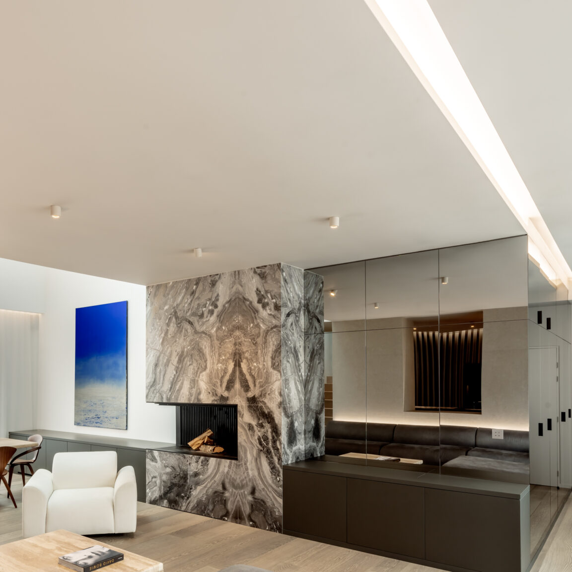 Helles, minimalistisches Wohnzimmer mit weißen Marienbad C-Strahlern an der Decke