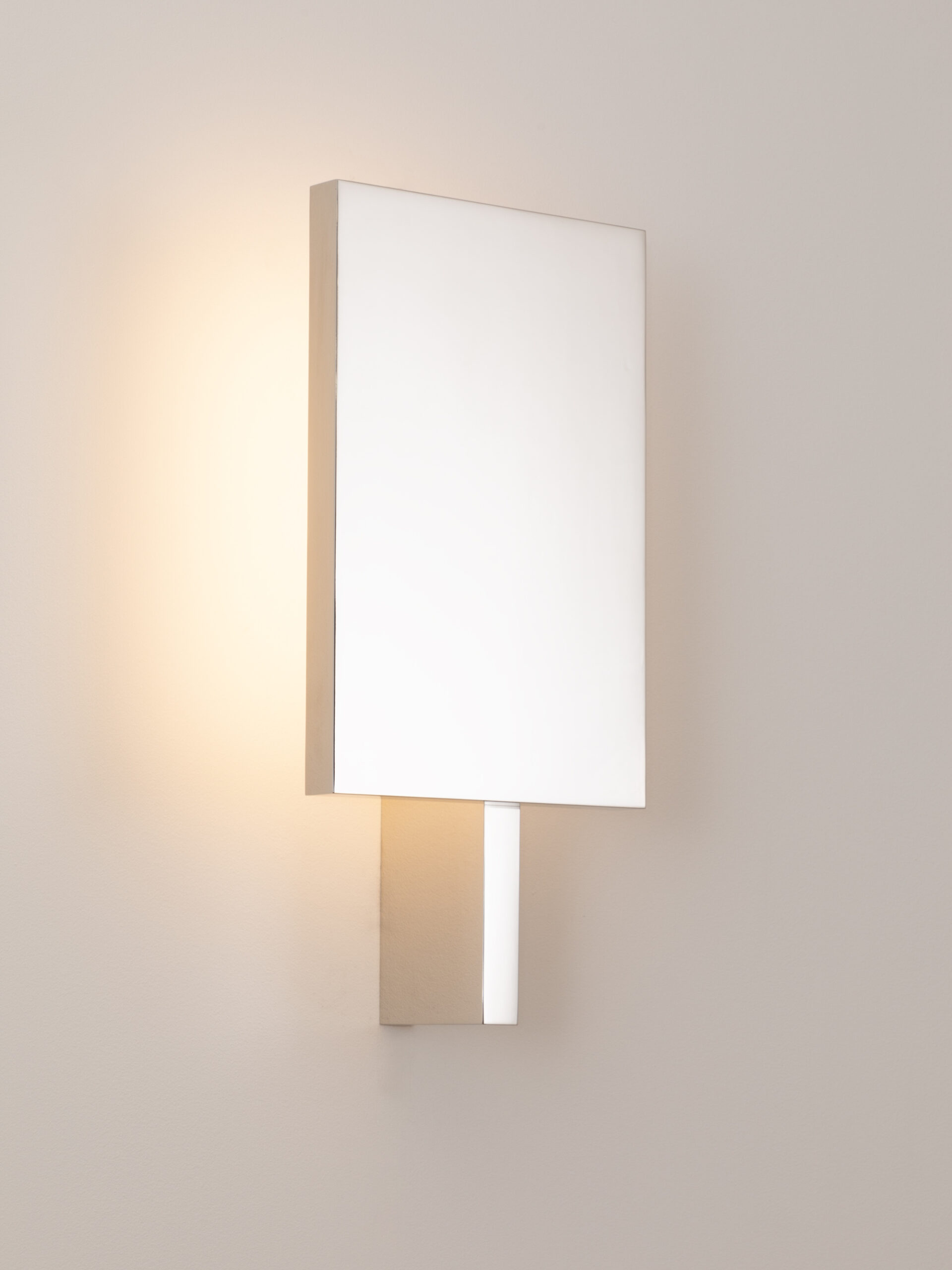 The Furtiv A sconce by Lauriot-Prévost and Perrault in mirror nickel illuminates the white decor in which it is placed.