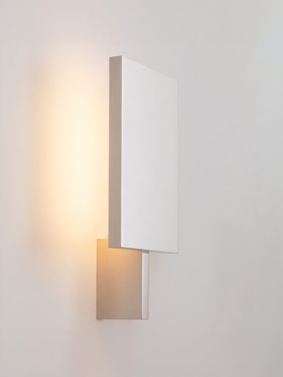 The Furtiv A sconce by Lauriot-Prévost and Perrault in mirror nickel illuminates the white decor in which it is placed.