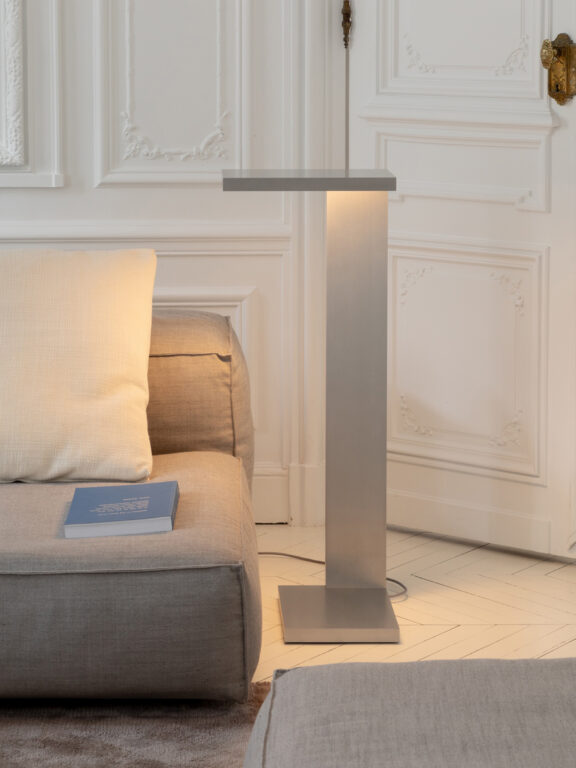 Stehleuchte Furtiv LH im Wohnzimmer der Appartement Lumière von Ozone