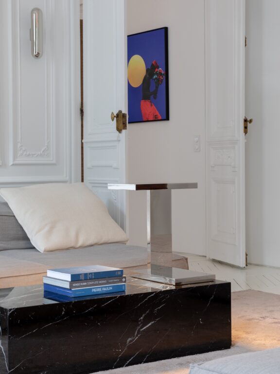 Tischleuchte Furtiv LP auf einem Couchtisch aus schwarzem Marmor in der Appartement Lumière von Ozone