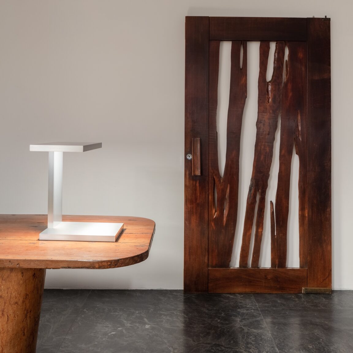 Tischlampe Furtiv LP Ozone vor einer Holztür von José Zanine Caldas