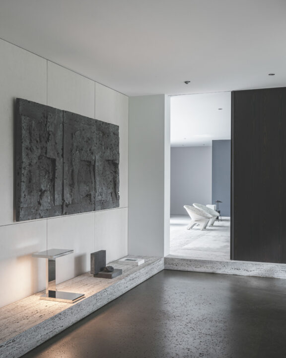 Furtiv LP Ozone Tischlampe in einem modernen Haus mit einem Bild aus schwarzem Stein