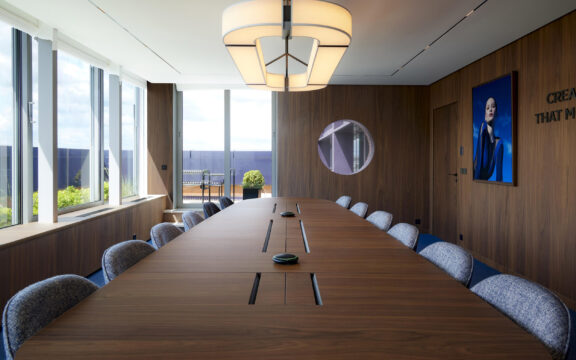 Suspension L'Oréal sur mesure pour la L'Oréal meeting room