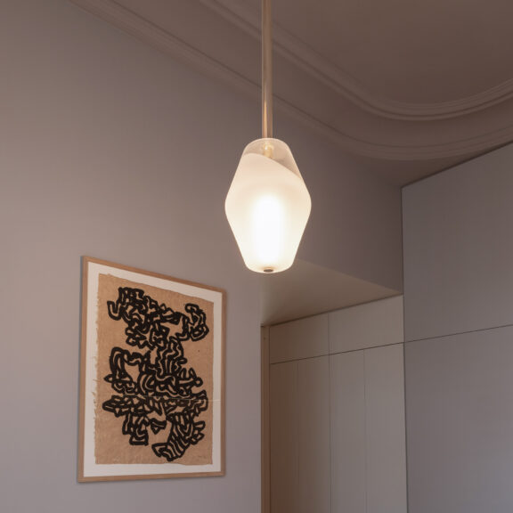 Zoom auf das Licht das von der mundgeblasenen Glaskugel der Pendellampe Rivoli von Régis Botta für Ozone ausgestrahlt wird.