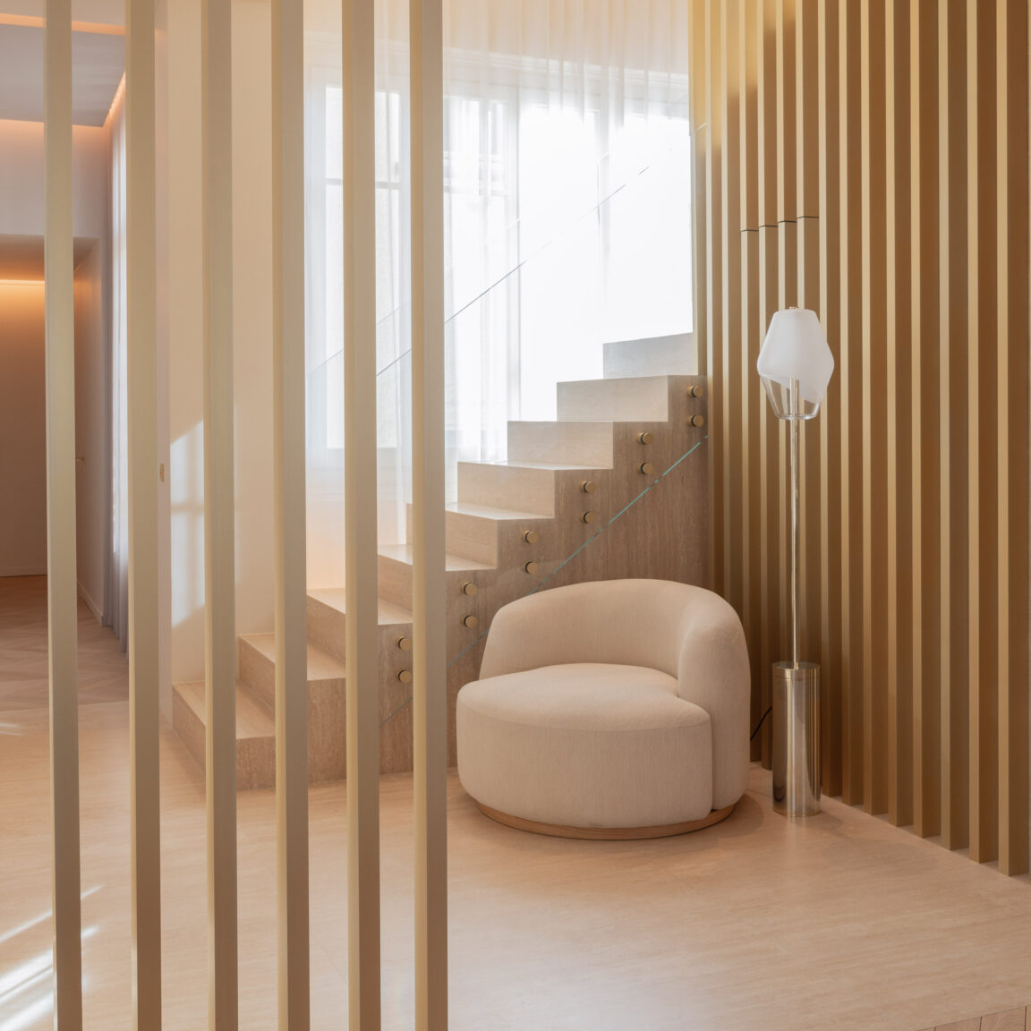 The Montmartre floor lamp and its blown glass globe in Régis Botta's apartment project