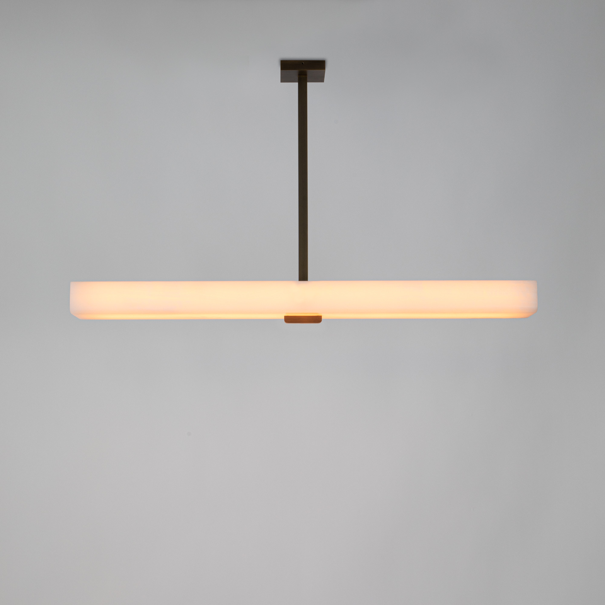 Lustre Embrun PL Ozone en Onyx blanc et laiton patiné foncé