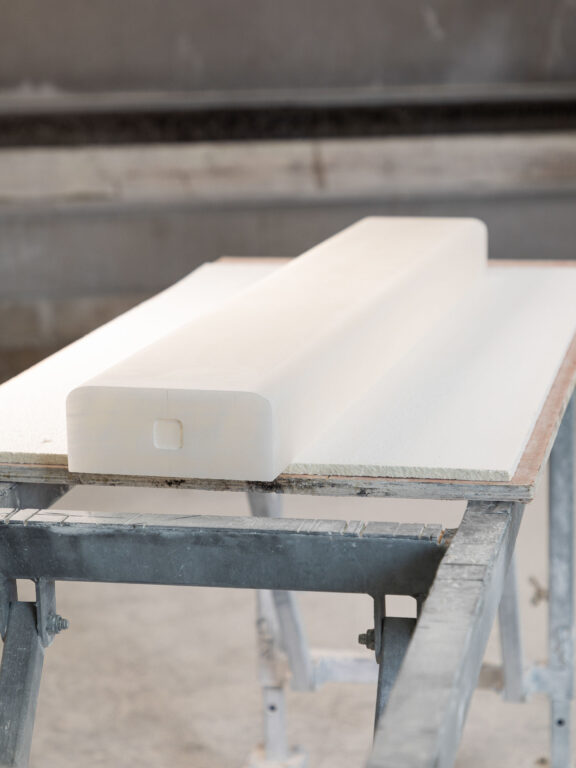 Polissage de l'onyx blanc pour réaliser la collection Embrun de luminaires Ozone