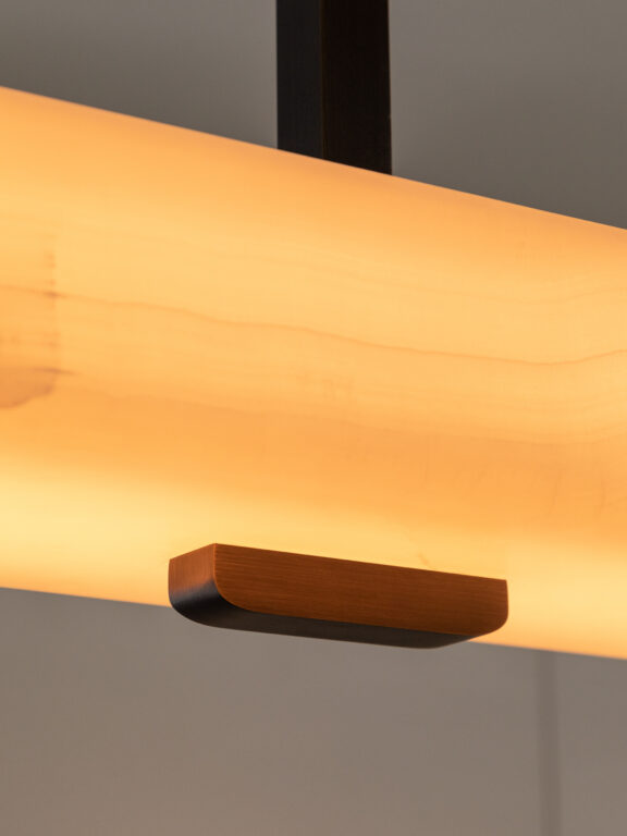 Zoom sur le laiton patiné foncé et l'onyx blanc adouci du Lustre Embrun PL de Gounot & Jähnke