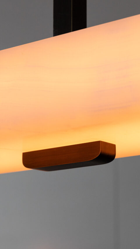 Zoom sur le laiton patiné foncé et l'onyx blanc adouci du Lustre Embrun PL de Gounot & Jähnke