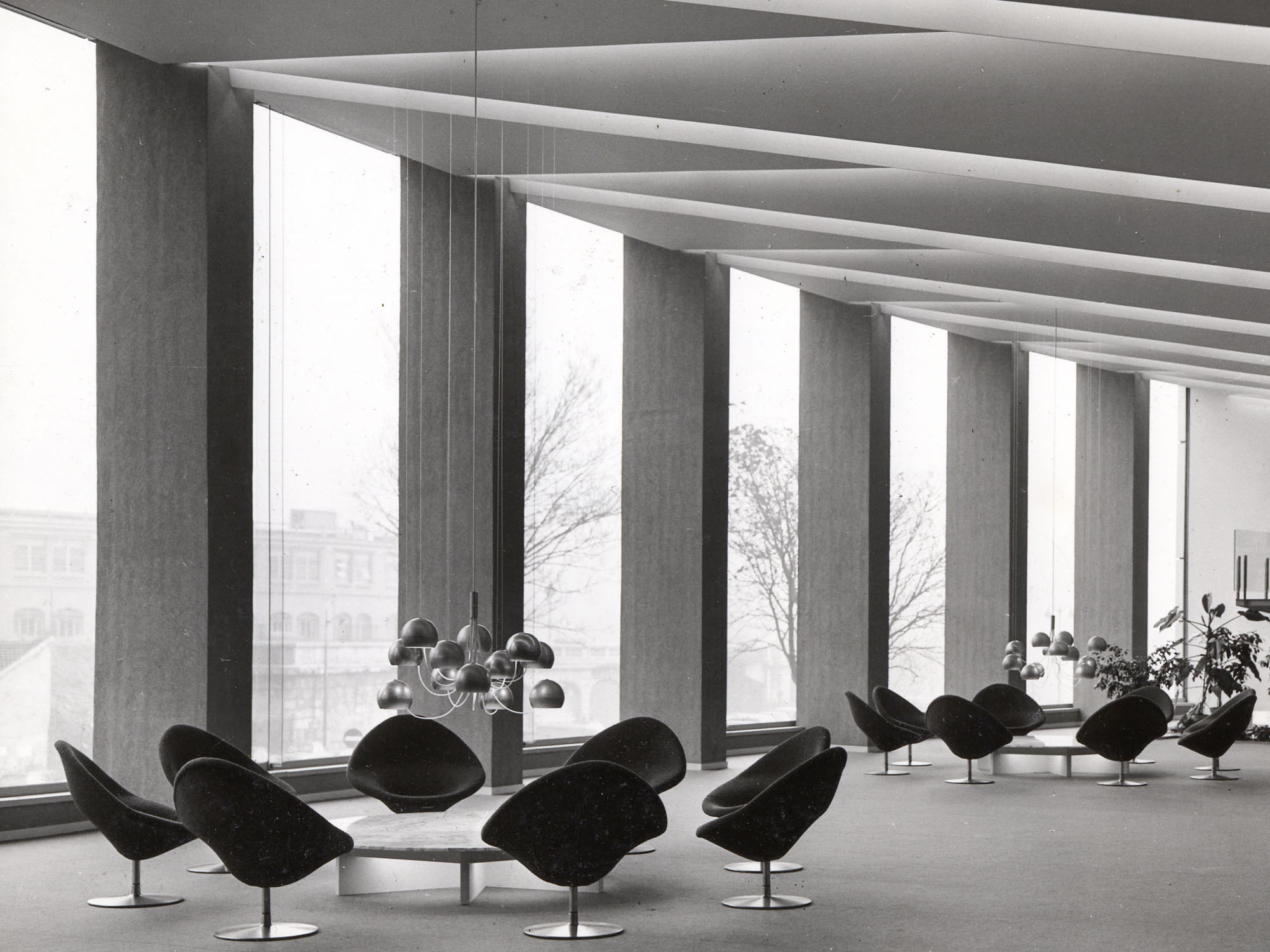Paulin M101 chandeliers with twelve globes in the Maison de la Radio in Paris