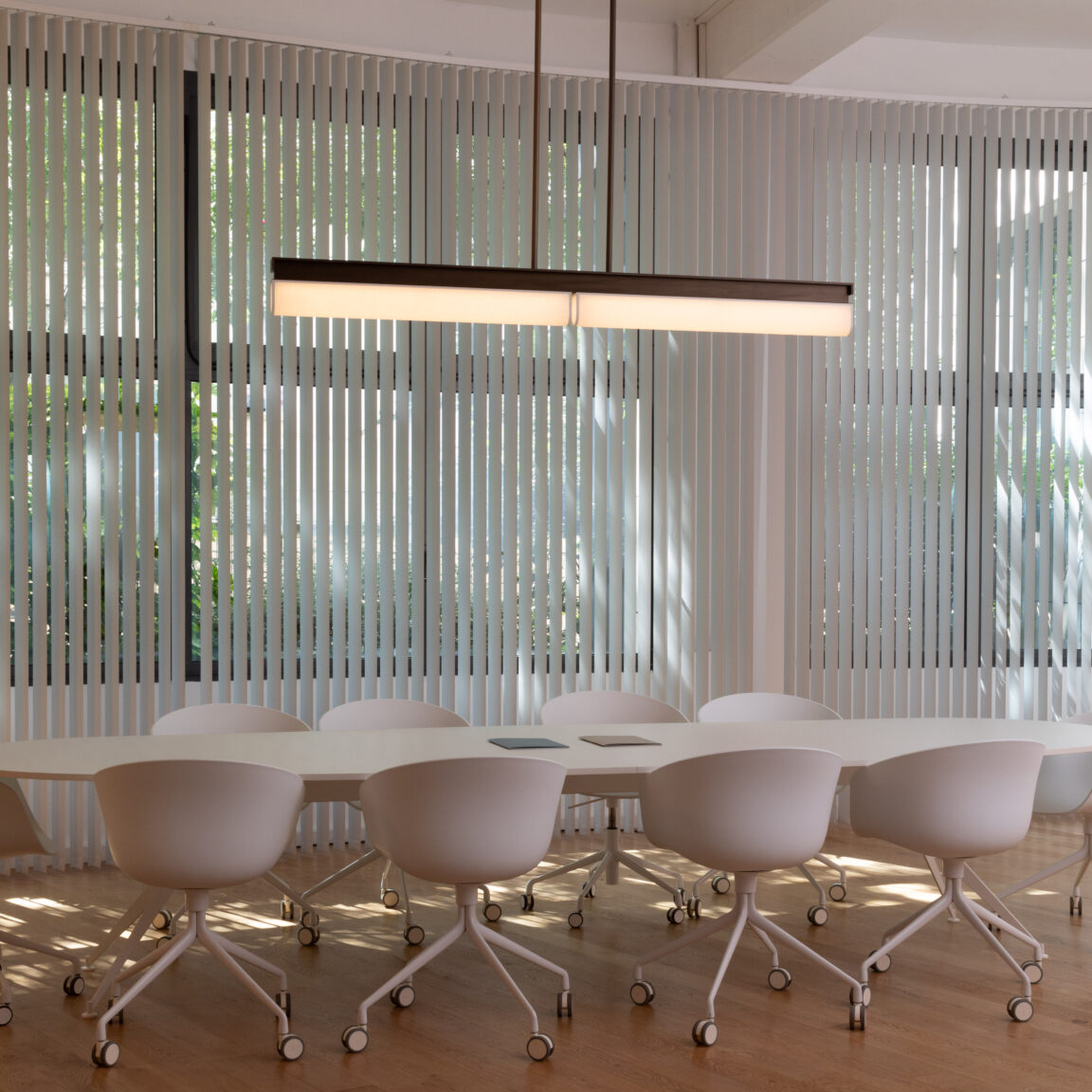 Der Besprechungsraum Ozone wird von einer großen pendelleuchte Tennessee PL2 von Glenn Sestig beleuchtet
