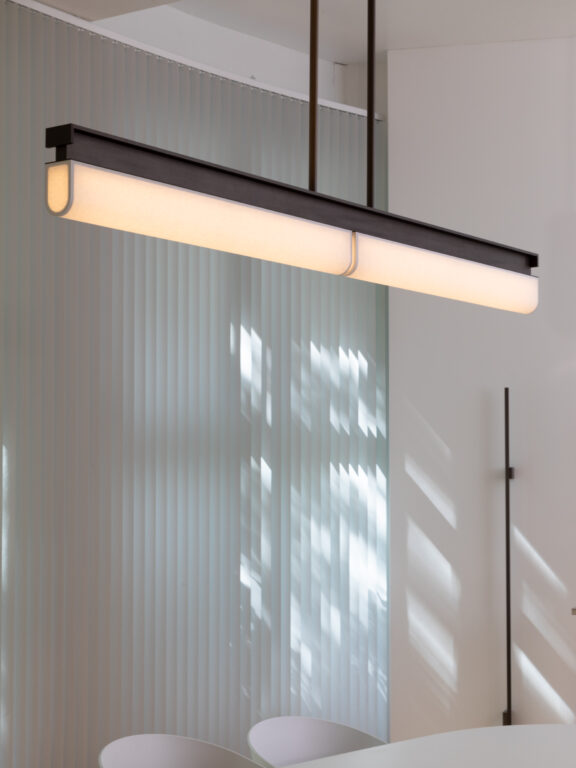 Die Tennessee PL2-Aufhängung von Glenn Sestig im Besprechungsraum von Ozone