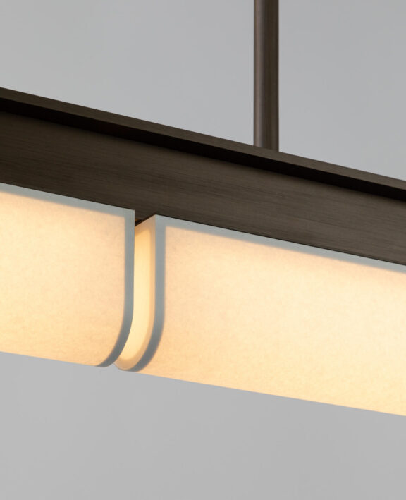 Zoom auf das weiße Diffusorpapier und die mattbronzene Oberfläche der Hängeleuchte Tennessee PL2 von Glenn Sestig für Ozone