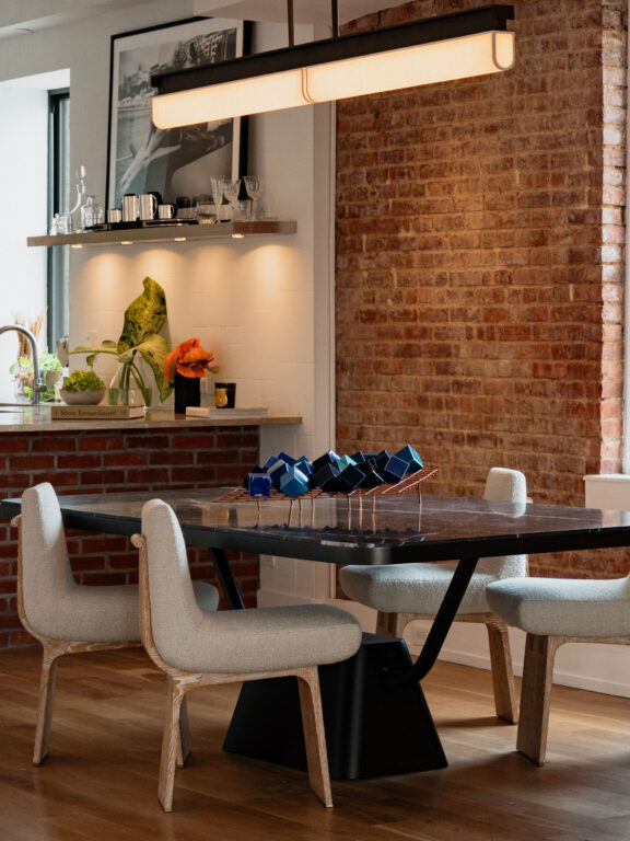 Die Tennessee PL2-Hängeleuchte von Glenn Sestig beleuchtet ein Esszimmer