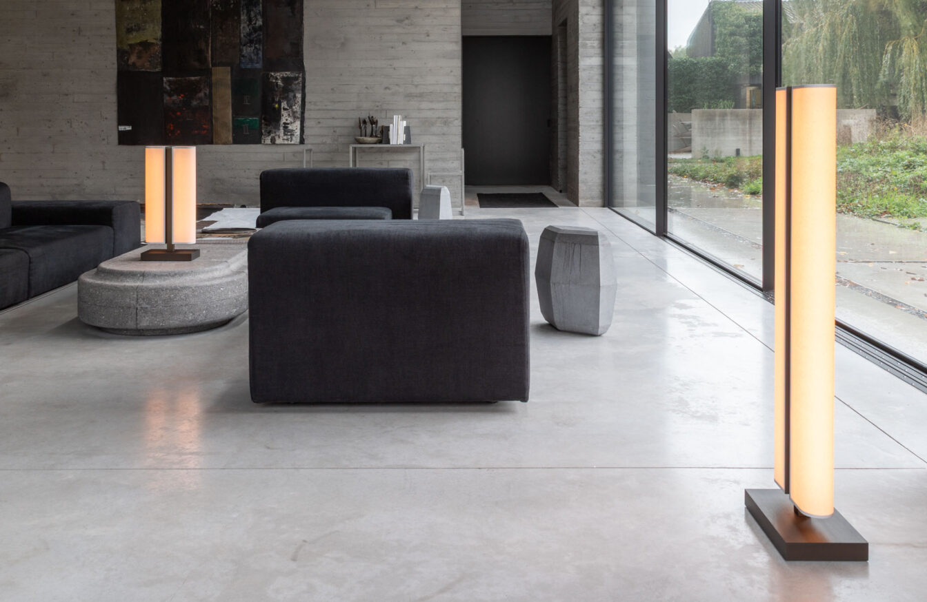 La lampe à poser Tennessee LP et le lampadaire Tennessee LH dans le salon d'une villa moderne