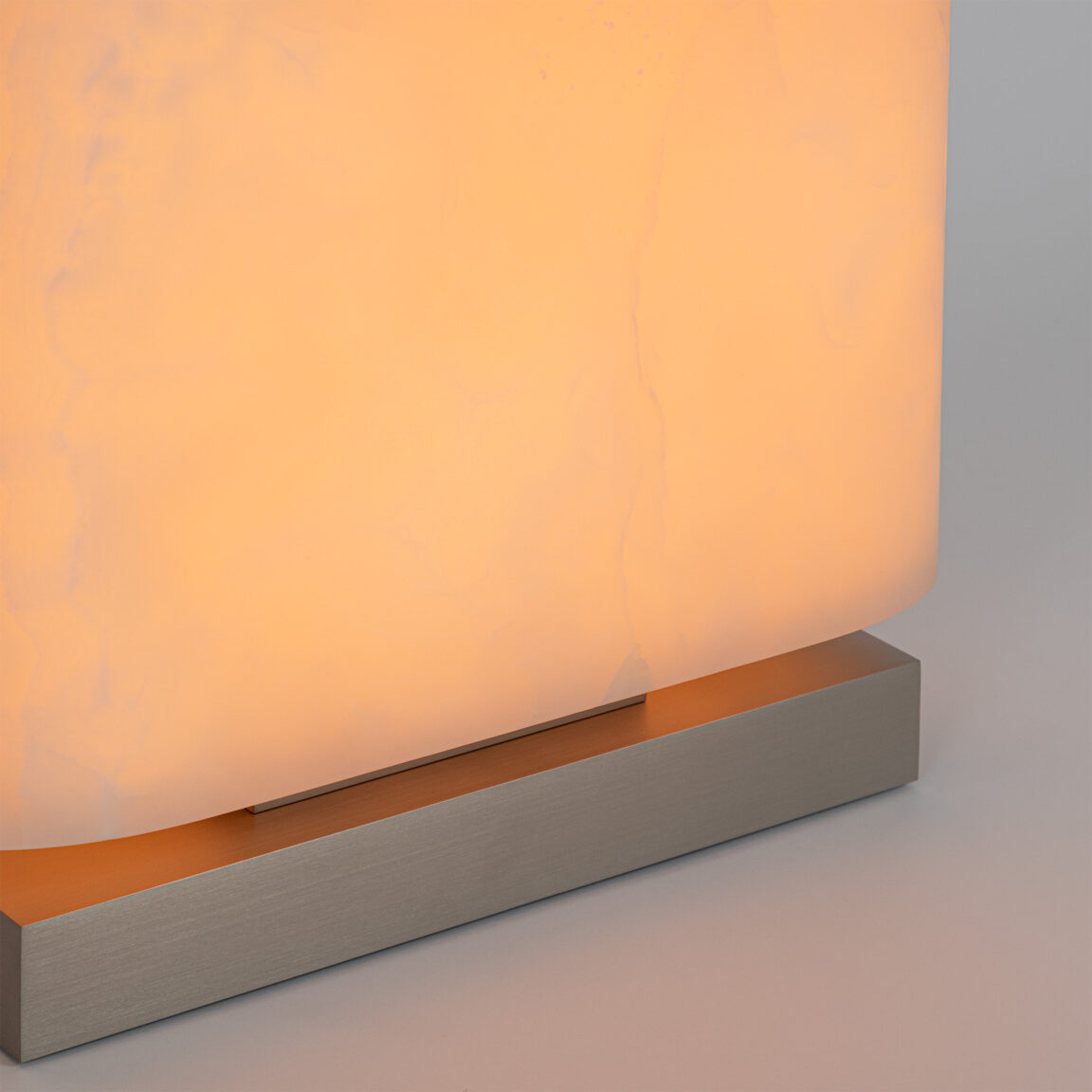 Zoom sur le socle en laiton de la lampe à poser Embrun LP 