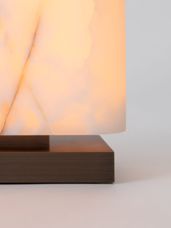 Zoom sur le socle en laiton et le diffuseur en onyx de la lampe à poser Embrun LP