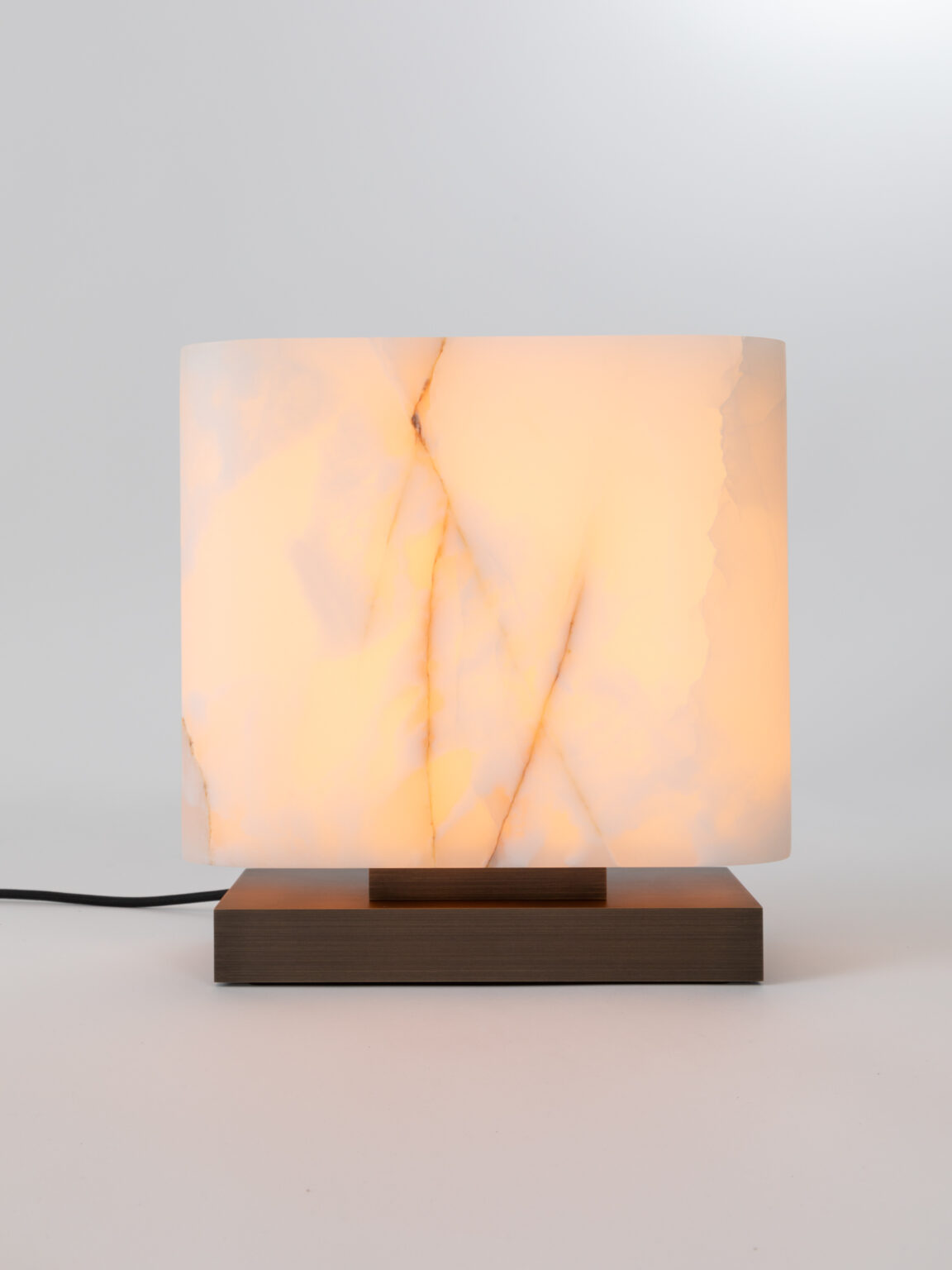 La lampe à poser Embrun LP en onyx blanc et laiton patiné foncé de face