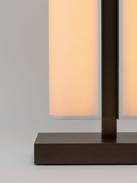 Zoom auf die Materialien Bronze und Papier der Stehleuchte Tennessee LH