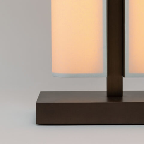 Zoom sur le pied en bronze du lampadaire Tennessee LH