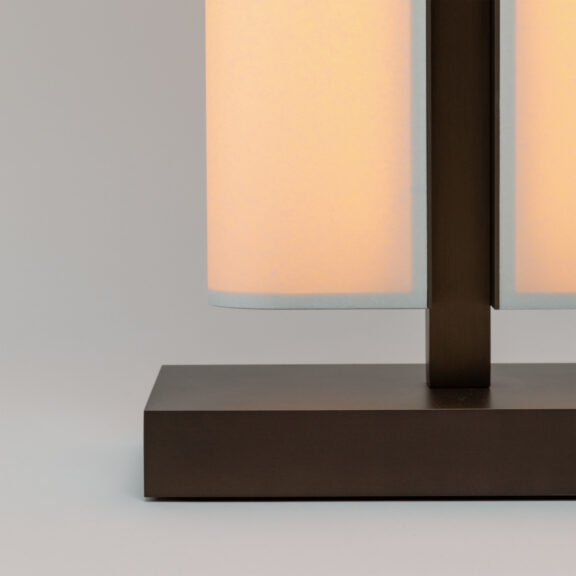 Zoom sur le pied en bronze du lampadaire Tennessee LH