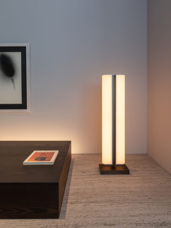 Le lampadaire Tennessee LH illumine une table basse