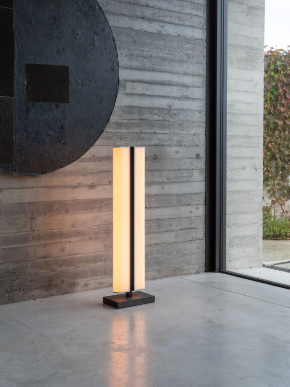 Le lampadaire Tennessee LH face à une grande baie vitrée