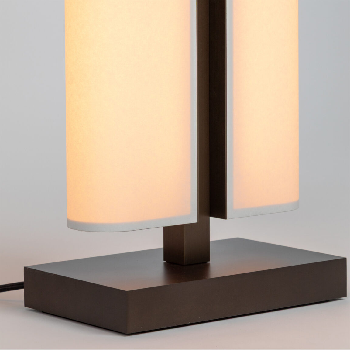 Zoom sur le pied en bronze de la lampe à poser Tennessee LP de Glenn Sestig.