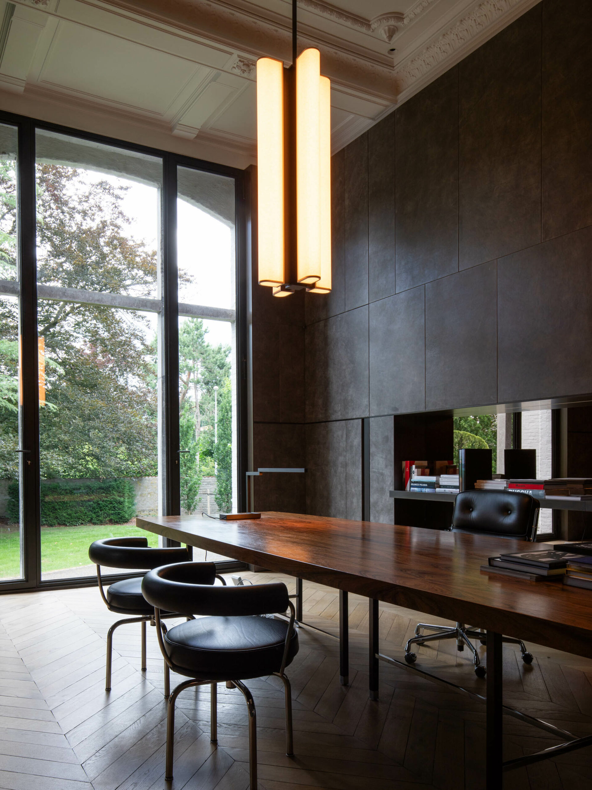 The Tennessee S4 pendant light illuminates the Château Lannoo office with its paper diffuser.