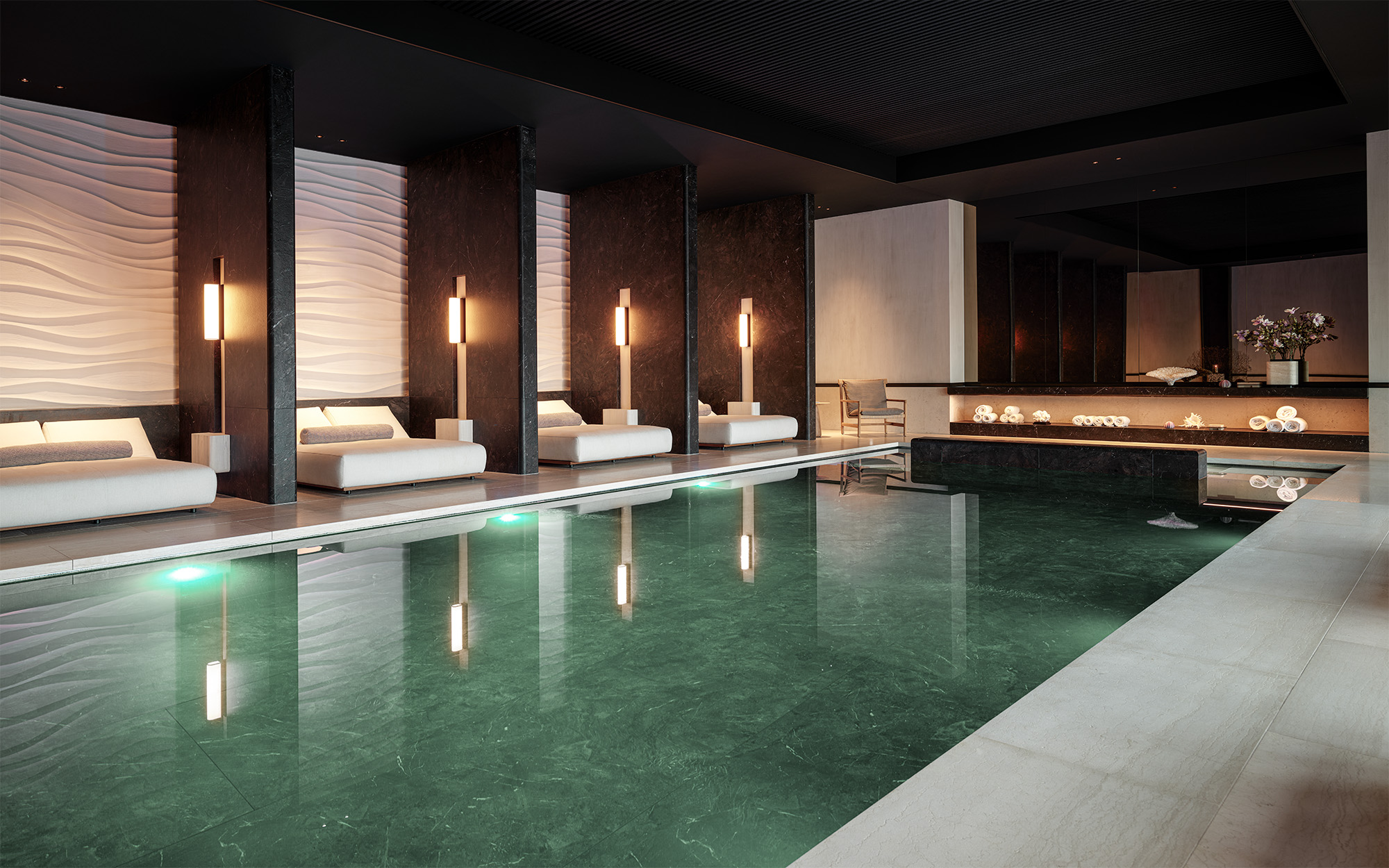 Quatre appliques Tennessee SC se suivent et se reflètent dans la piscine d'un spa