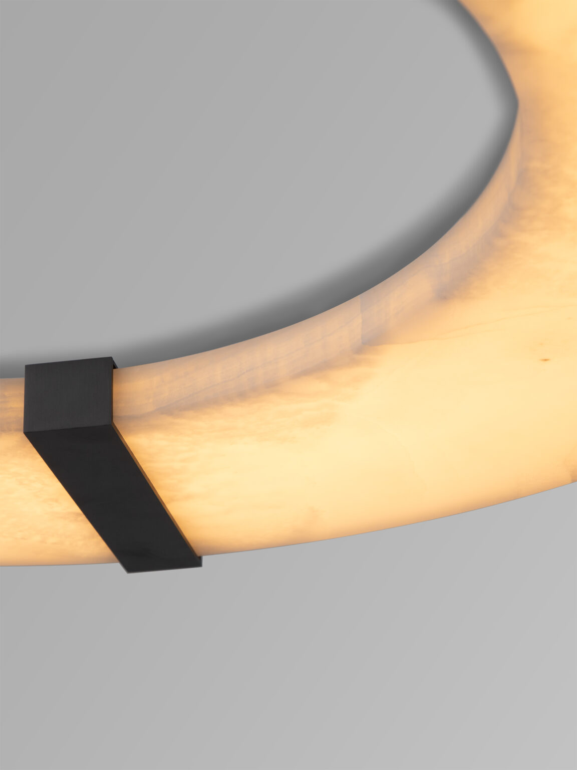 Focus sur l'onyx blanc du plafonnier Luxembourg C Onyx de Jean-Michel Wilmotte