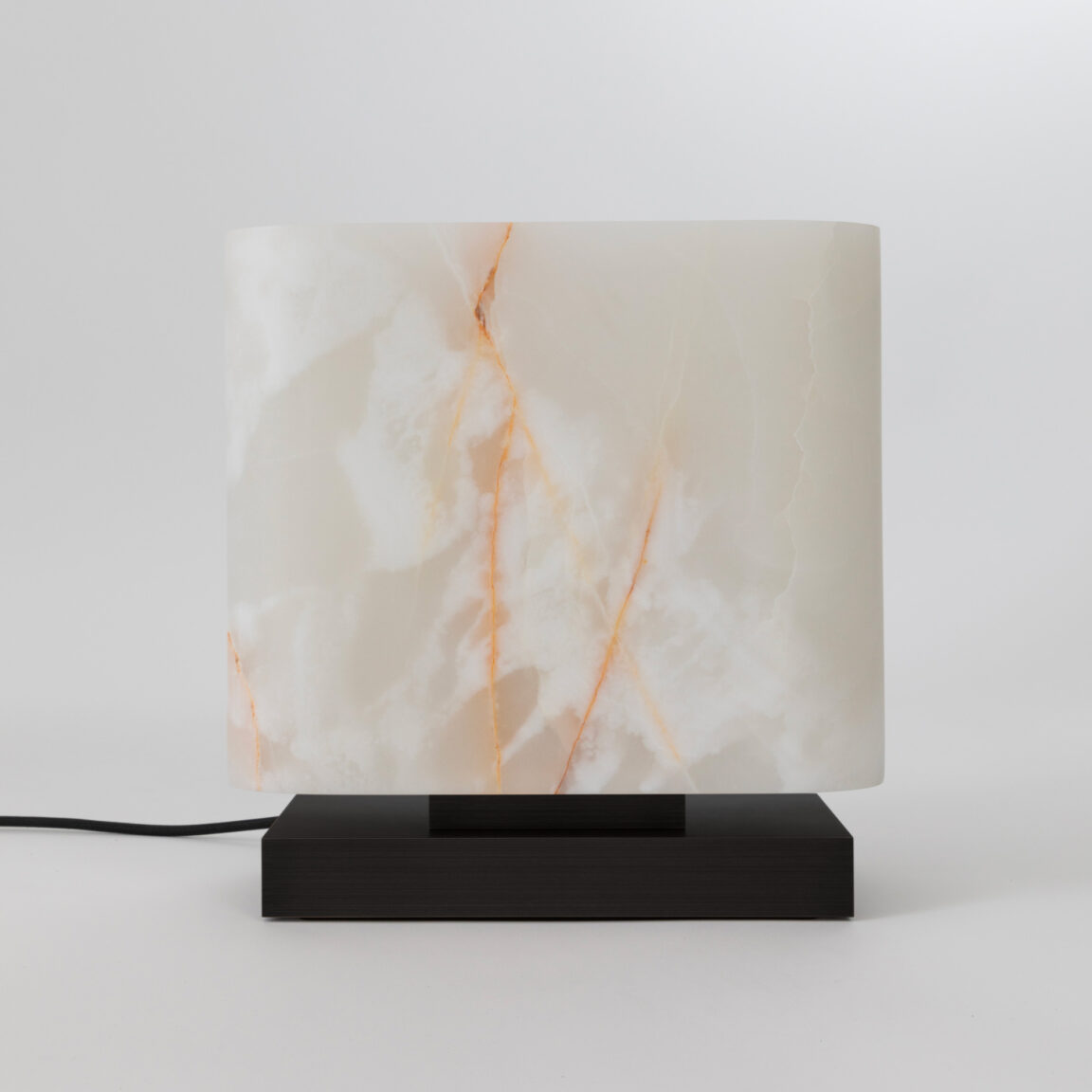 La lampe à poser Embrun LP en Onyx blanc éteinte de face