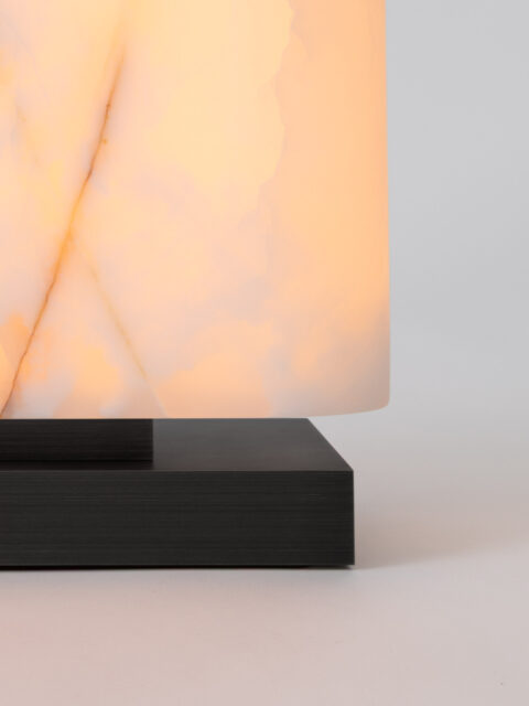 Zoom auf den Messingsockel und den Onyx-Diffusor der Tischleuchte Embrun LP