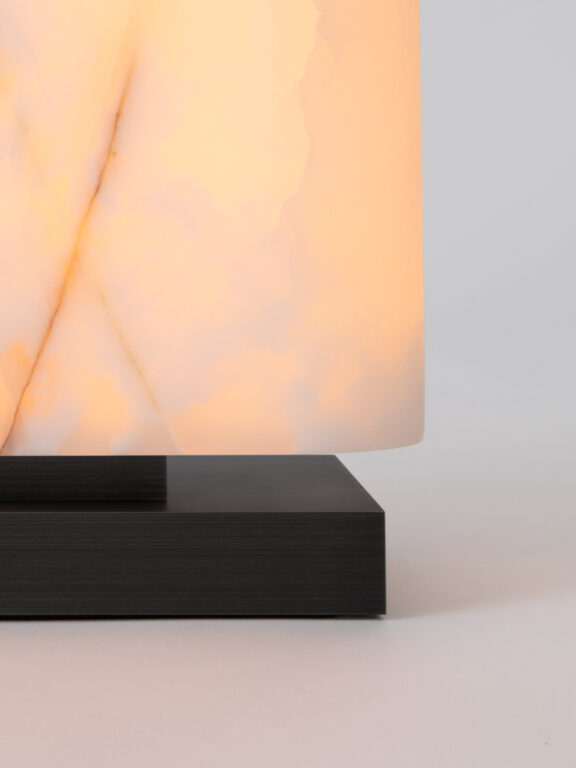 Zoom auf den Messingsockel und den Onyx-Diffusor der Tischleuchte Embrun LP