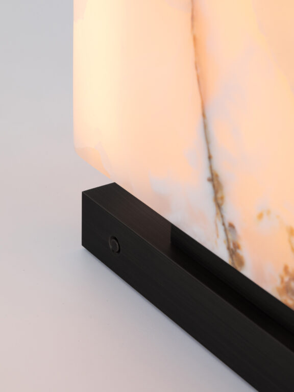 Zoom auf den Schalter am Sockel der Tischleuchte Embrun LP aus weißem Onyx