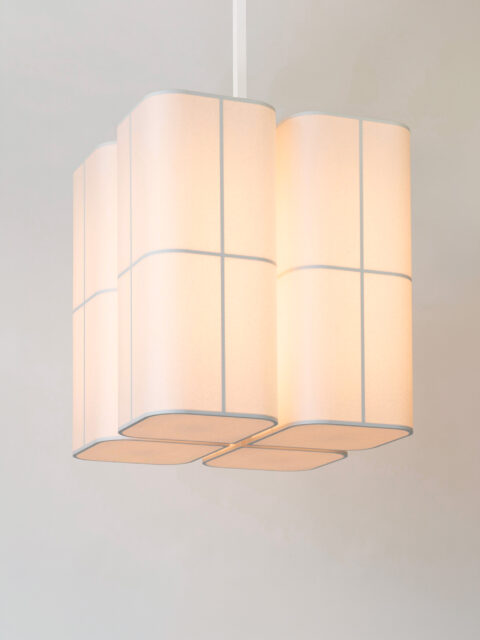 Avec ses quatre grandes parties, le lustre Brasilia PL en papier de Michel Boyer blanc diffuse une lumière chaude et douce