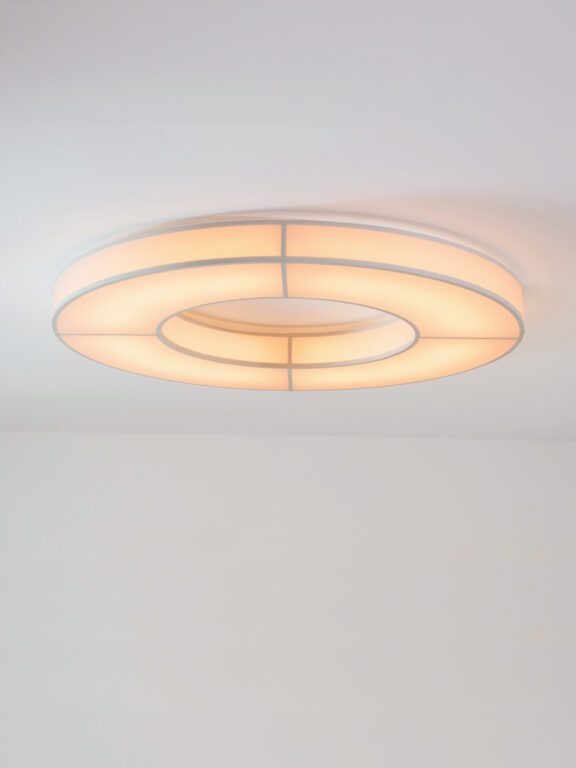 Le plafonnier Line C avec son diffuseur en papier diffuse une lumière douce