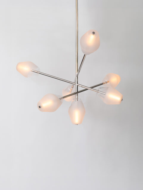 Lustre Opéra avec des globes en verre soufflé sur fond blanc de la collection Les Parisiennes de Régis Botta pour Ozone