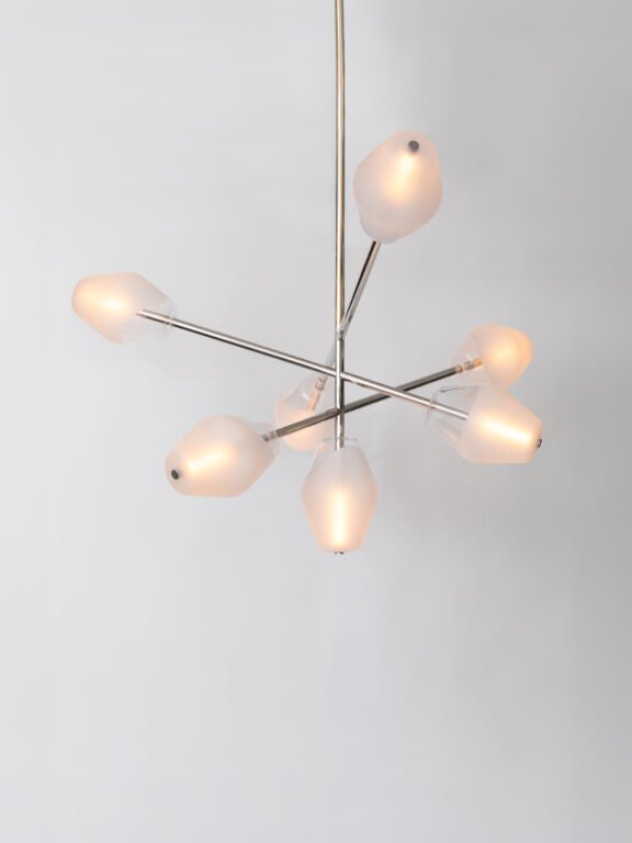 Lustre Opéra avec des globes en verre soufflé sur fond blanc de la collection Les Parisiennes de Régis Botta pour Ozone