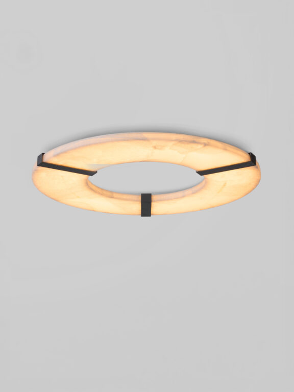 Le plafonnier Luxembourg C Onyx en onyx blanc fixé sur un plafond gris 